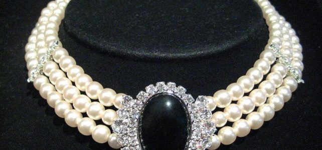 Perłowa biżuteria: naszyjniki z perłami, bransoletki, zawieszki