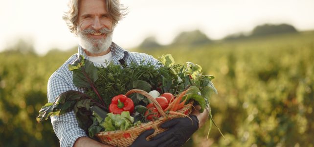 Rolnik trzymający kosz warzyw